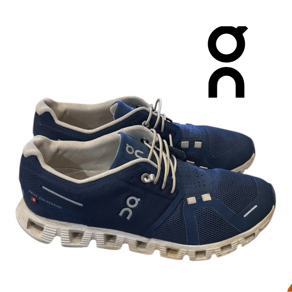 On Running Cloud 5
Navy and White Athletic Shoes